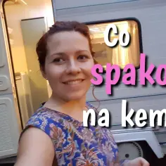 Uśmiechnięta kobieta przed przyczepą kempingową. Tekst: "Co spakować na kemping".