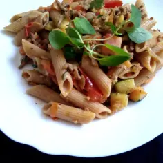 Szybki przepis na makaron penne z mięsem mielonym, który zaskoczy smakami