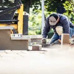 Czym ciąć kostkę brukową? Odkryj najlepsze narzędzia i techniki