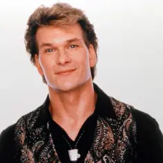 Patrick Swayze, gwiazda kultowych filmów, w charakterystycznej stylizacji.