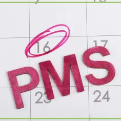 Kalendarz z zaznaczonym dniem 16. Litery "PMS" ułożone na dniach miesiąca. Obrazek symbolizuje **pmdd objawy**.