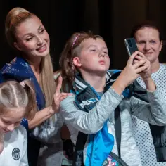 Cleo z dziećmi na scenie, robią sobie selfie.