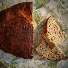Keto chleb z twarogiem na talerzu z konwaliami.