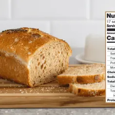 Bułka orkiszowa z Lidla, 100 kcal w kromce. Idealna na śniadanie, z etykietą wartości odżywczych.