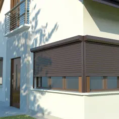 Nowoczesny dom z białym tynkiem, brązowymi roletami i drzwiami. Widoczny balkon z metalową balustradą. Cofnięte nadproże do rolet zapewnia estetyczny wygląd.