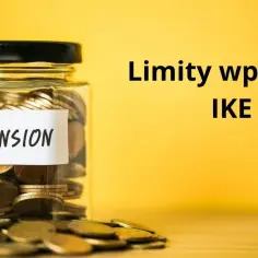 Skarbonka z napisem "PENSION" i monetami symbolizuje oszczędzanie na emeryturę. Obok tekst: "Limity wpłat IKE".