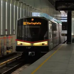 Pociąg metra U2 Karlsplatz na stacji wiedeńskiego metra.