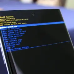 Ekran telefonu z menu Android Recovery. Widoczne opcje takie jak "Reboot system now" i "Wipe data/factory reset". Może to być związane z problemem FRP.