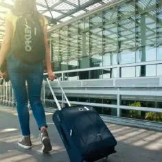 Czy trzeba podpisać walizkę do samolotu? Oto, co musisz wiedzieć