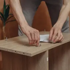 Jak podwyższyć stół: proste metody na poprawę ergonomii i komfortu