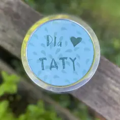 Własnoręczny, diy prezent na Dzień Ojca: okrągły, błękitny medalion z napisem "Dla Taty" i serduszkiem.
