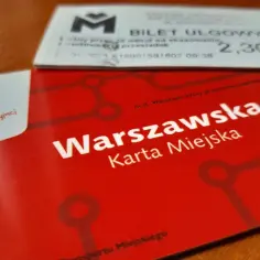 Warszawska Karta Miejska, bilet dla seniora, z napisem "Zakochaj się w Warszawie Komunikacyjnej".