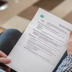 Gdzie szukać dokumentów z nieistniejących zakładów pracy? ZUS wyjaśnia na druku, jak uzyskać świadczenia i informacje.