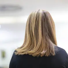 Piękne, długie włosy z subtelnym balejażem blond, dodającym im blasku i głębi.