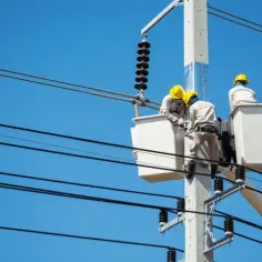 Ile zarabia pomocnik elektryka na godzinę? Sprawdź aktualne stawki