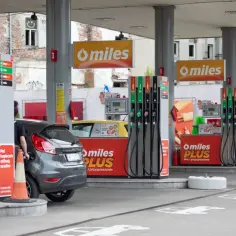 Na stacji benzynowej Miles Plus tankuje się auto. Zastanawiasz się, ile zarabia się na stacji benzynowej?