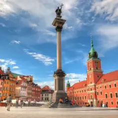 Kolumna Zygmunta i Zamek Królewski na Placu Zamkowym. Ciekawe ciekawostki o Warszawie czekają na odkrycie!