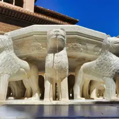 Fontanna z lwami w Alhambrze, symbol piękna i historii. Warto kupić alhambra bilety, by zobaczyć to na żywo.