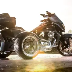 Stylowe motocykle trójkołowe na kat B. Błyszczące, czarne, z chromowanymi felgami, gotowe na podbój miasta.