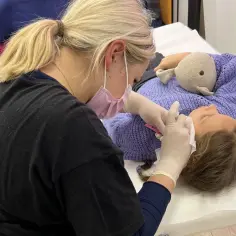 Kiedy kolczyki dla dziewczynki: bezpieczny wiek i ważne wskazówki