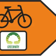 Pomarańczowy znak z rowerem i logo Greenway. Oznaczenia szlaków rowerowych wskazują drogę.