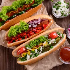 Pyszny hot dog przepis na trzy sposoby: z ogórkiem, papryką i cebulą. Idealny na szybki posiłek.