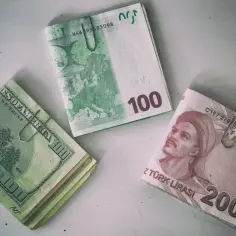 Dolar, euro i banknot 200 lira, z klipsem spinaczowym.
