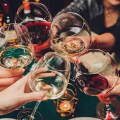 Radosne toasty winem. Pamiętaj o interakcji tabletki antykoncepcyjne a alkohol.