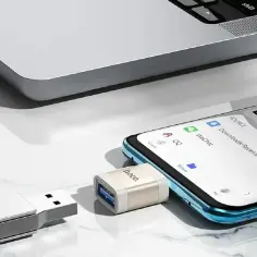 Adapter do telefonu i pendrive'a, ułatwiający transfer plików, np. jak zgrać piosenki z telefonu na pendrive.