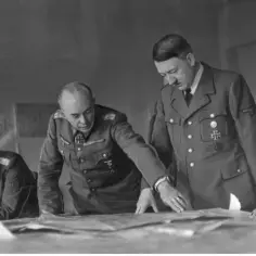 Adolf Hitler i inni oficerowie analizują mapy.