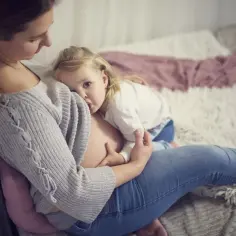 Ciąża podczas karmienia piersią: nieoczekiwane objawy, które cię zaskoczą