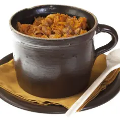 Tradycyjny bigos w glinianym naczyniu, gotowy do jedzenia. Sprawdź jego bigos kcal!