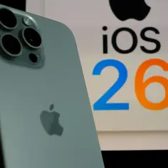 iPhone z systemem iOS 26.3, z widocznym logo Apple i aparatem.