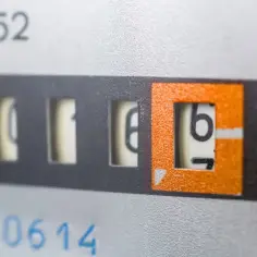 Zbliżenie na licznik energii elektrycznej, widoczne cyfry wskazujące zużycie. Może to być licznik typu taryfa c12a.