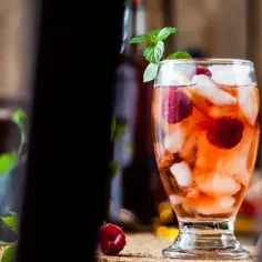 Najlepsze drinki z sokiem malinowym, które zachwycą Twoich gości