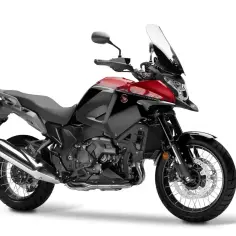 Czarny i czerwony motocykl Honda Crosstourer gotowy na przygodę.