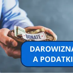 Dłonie trzymają miseczkę z pieniędzmi i monetami, z napisem "DONATE". Obok niebieski prostokąt z tekstem "DAROWIZNA A PODATKI".