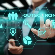 Biznesmen dotyka ekranu z ikonami symbolizującymi outsourcing: zespół, analizę, lokalizację, dokumenty i prezentację.