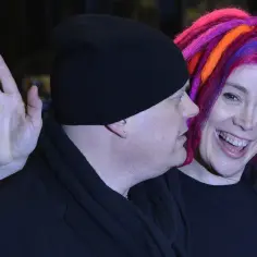 Lana i Lilly Wachowscy, twórcy Matrixa, pozdrawiają fanów. Lana w czarnej czapce, Lilly z kolorowymi włosami.
