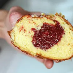Pączek z dżemem, jak z babcinego, starego przepisu na pączki. Miękkie ciasto i pyszne nadzienie.