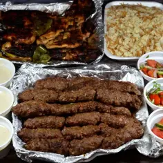 Pyszny kofta kebab z grillowanym kurczakiem, ryżem i sałatkami. Idealny posiłek dla całej rodziny.