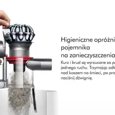 Dłoń opróżnia pojemnik odkurzacza Dyson V8 z kurzu i brudu.