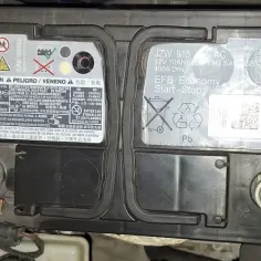 Akumulator Skoda Octavia EFB z technologią Start-Stop, 70Ah, 680A. Widoczne ostrzeżenia o bezpieczeństwie i oznaczenie Pb.