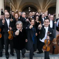 Orkiestra w eleganckich strojach, z instrumentami i batutami, gotowa do występu. Jak mówi Kayah: "Chwytaj dzień"!