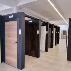 Salon z drzwiami wewnętrznymi i zewnętrznymi, ekspozycja drzwi DRE i KMT.