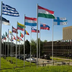 Flagi państw członkowskich UE przed budynkiem Trybunału Sprawiedliwości Unii Europejskiej.