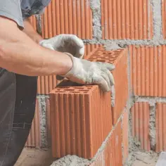 Jaką zaprawę do pustaków ceramicznych wybrać, by uniknąć błędów?