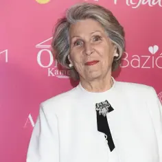 Elegancka Irena Santor, której wiek jest tajemnicą dla wielu, w białej marynarce z broszką.