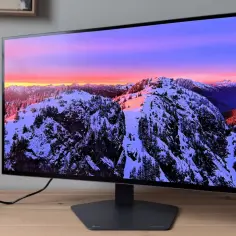 Monitor LG UltraGear z pięknym widokiem gór o zachodzie słońca. Zastanawiasz się, ile najwięcej Hz ma monitor? Ten model oferuje płynność obrazu.