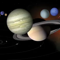 Ilustracja przedstawia budowę Układu Słonecznego z planetami krążącymi wokół Słońca. Widoczne są Jowisz, Saturn z pierścieniami, Uran, Neptun oraz mniejsze planety.